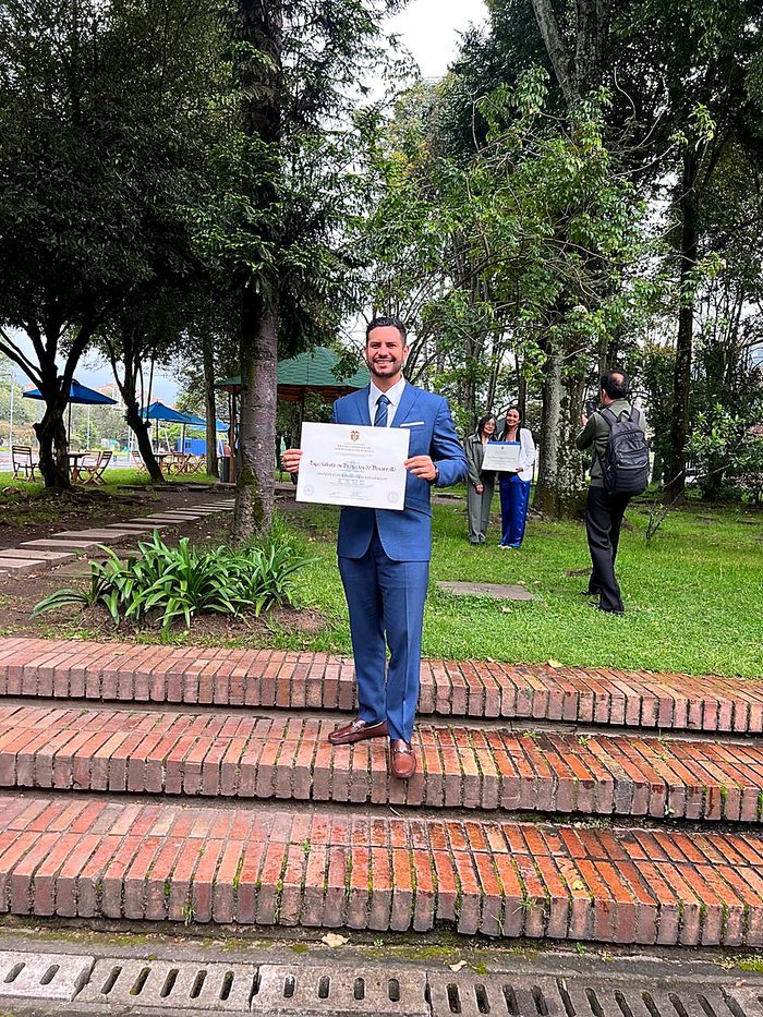 Jhonny Giraldo con su diploma de la ESAP